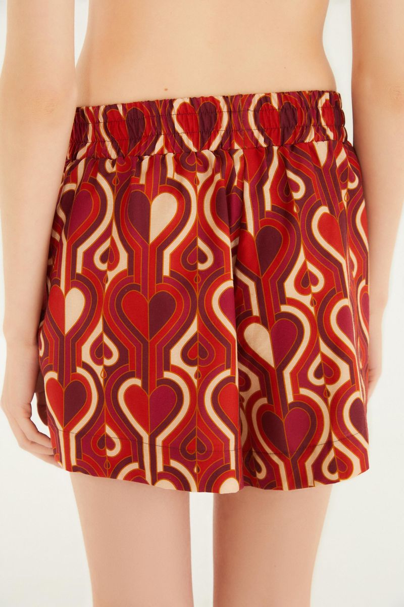 Vista trasera del short estampado geométrico destacando el diseño y acabado.