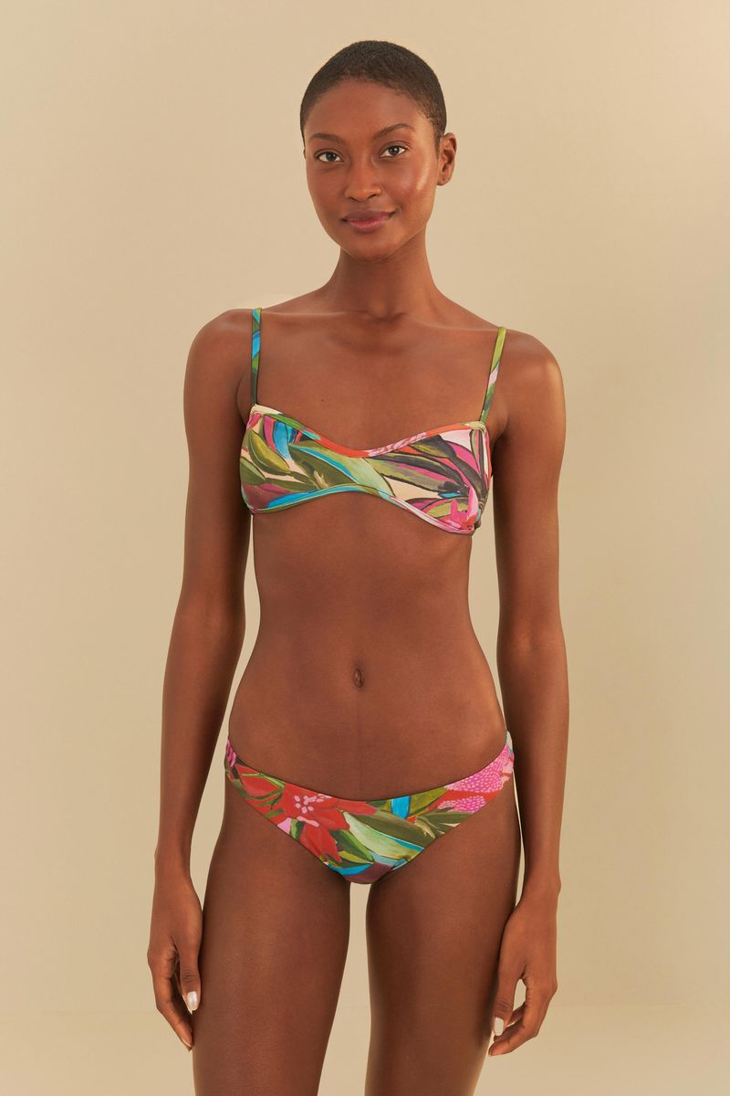 Primer plano del bikini estampado con tiras delgadas.