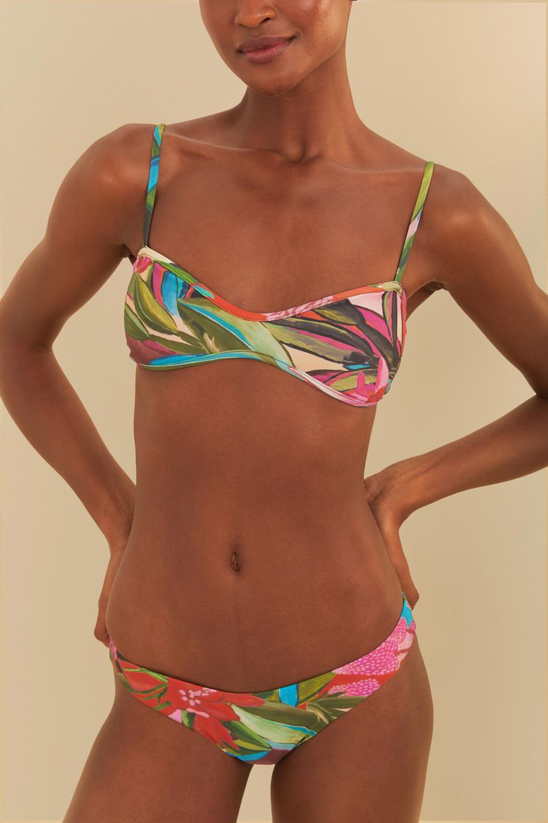 Vista frontal del bikini estampado con diseño tropical.
