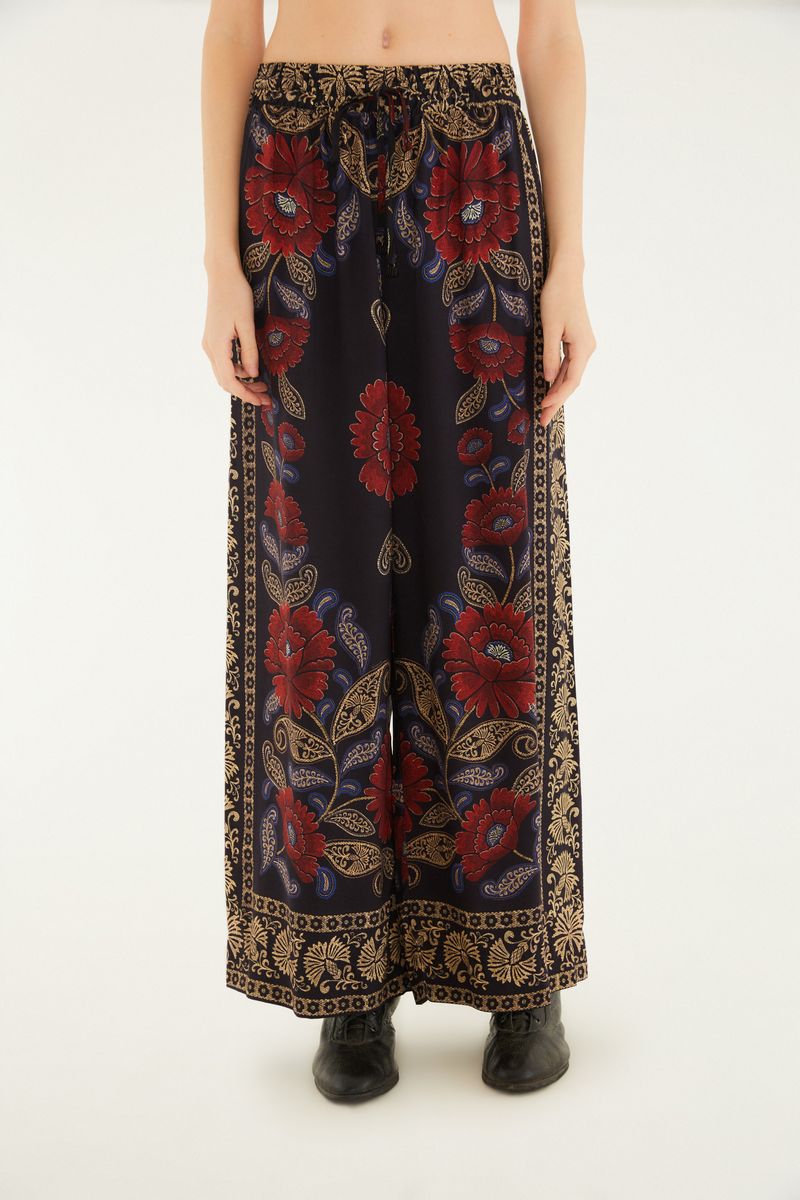 Imagen frontal del pantalón estampado mostrando el diseño floral detallado y el ajuste en la cintura.