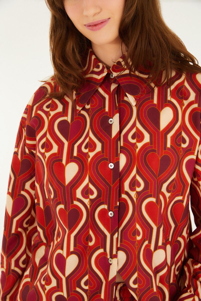 Detalle del cuello y estampado geométrico de la camisa.