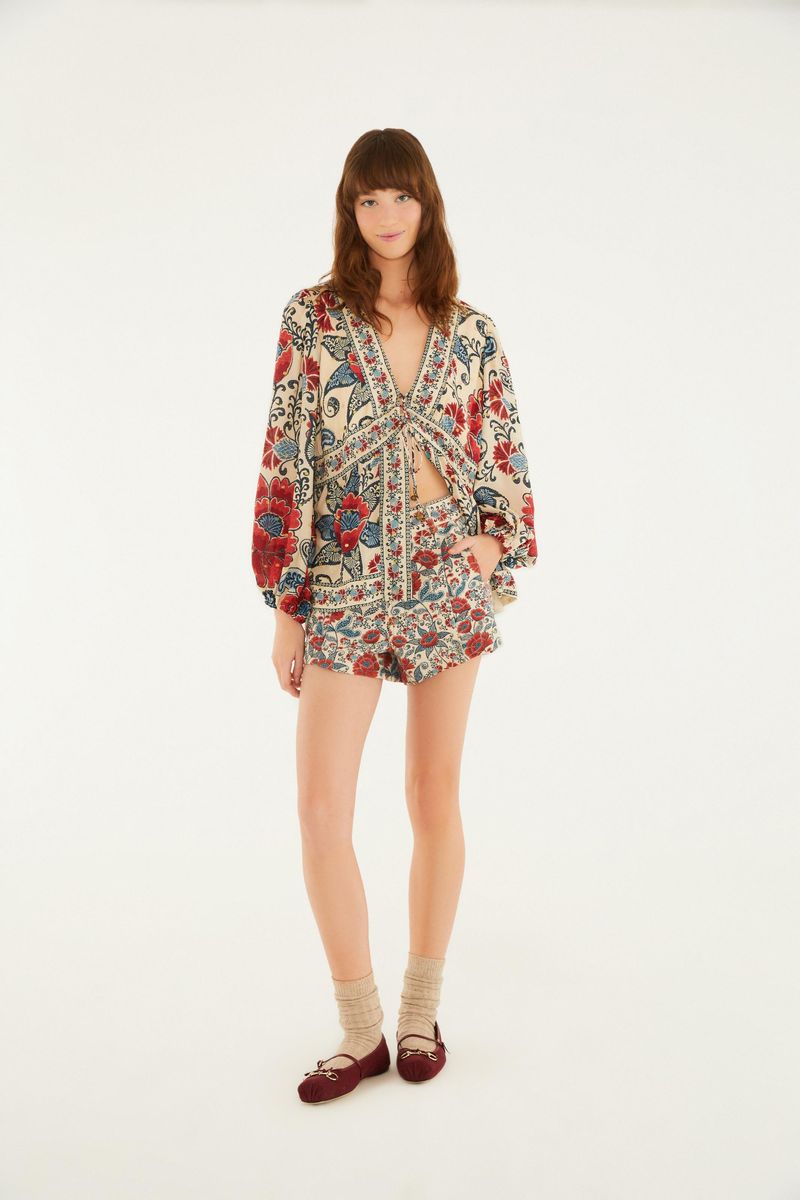 Modelo luciendo un short de dril estampado con una blusa que hace juego, mostrando el conjunto completo.
