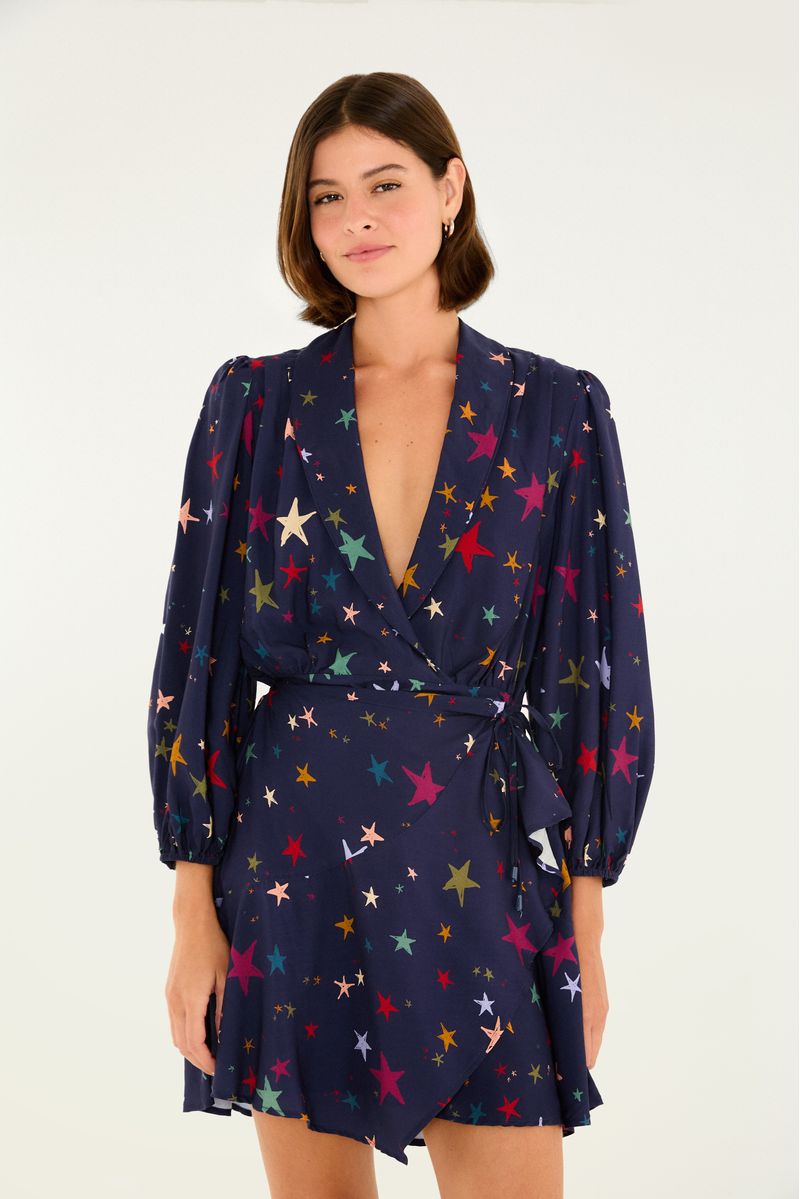 Vestido corto con estampado de estrellas multicolores, escote en V y mangas largas abullonadas.
