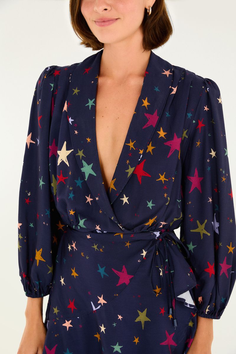 Detalle del escote en V del vestido corto con estampado de estrellas multicolores.