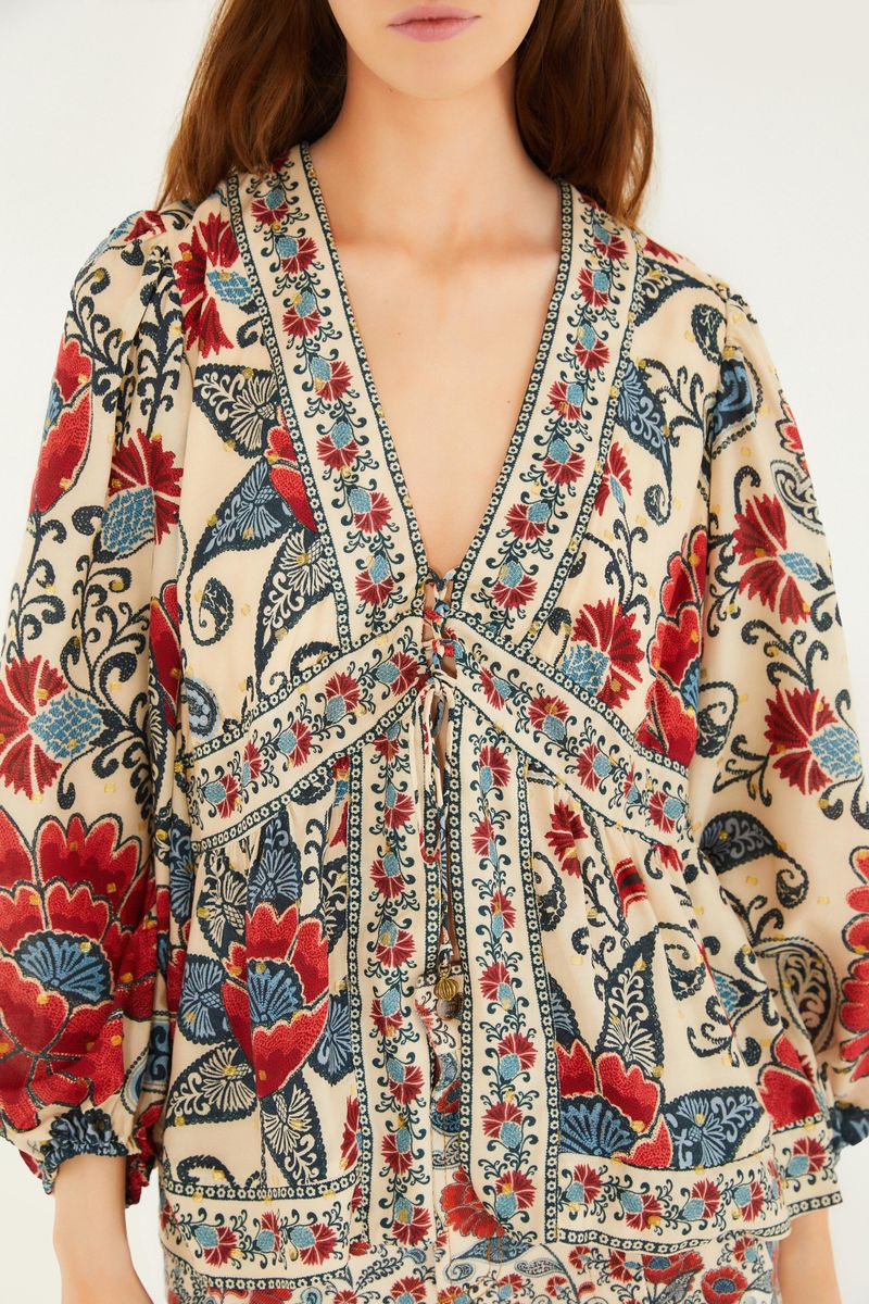 Detalle del escote en V y diseño floral de la bata.