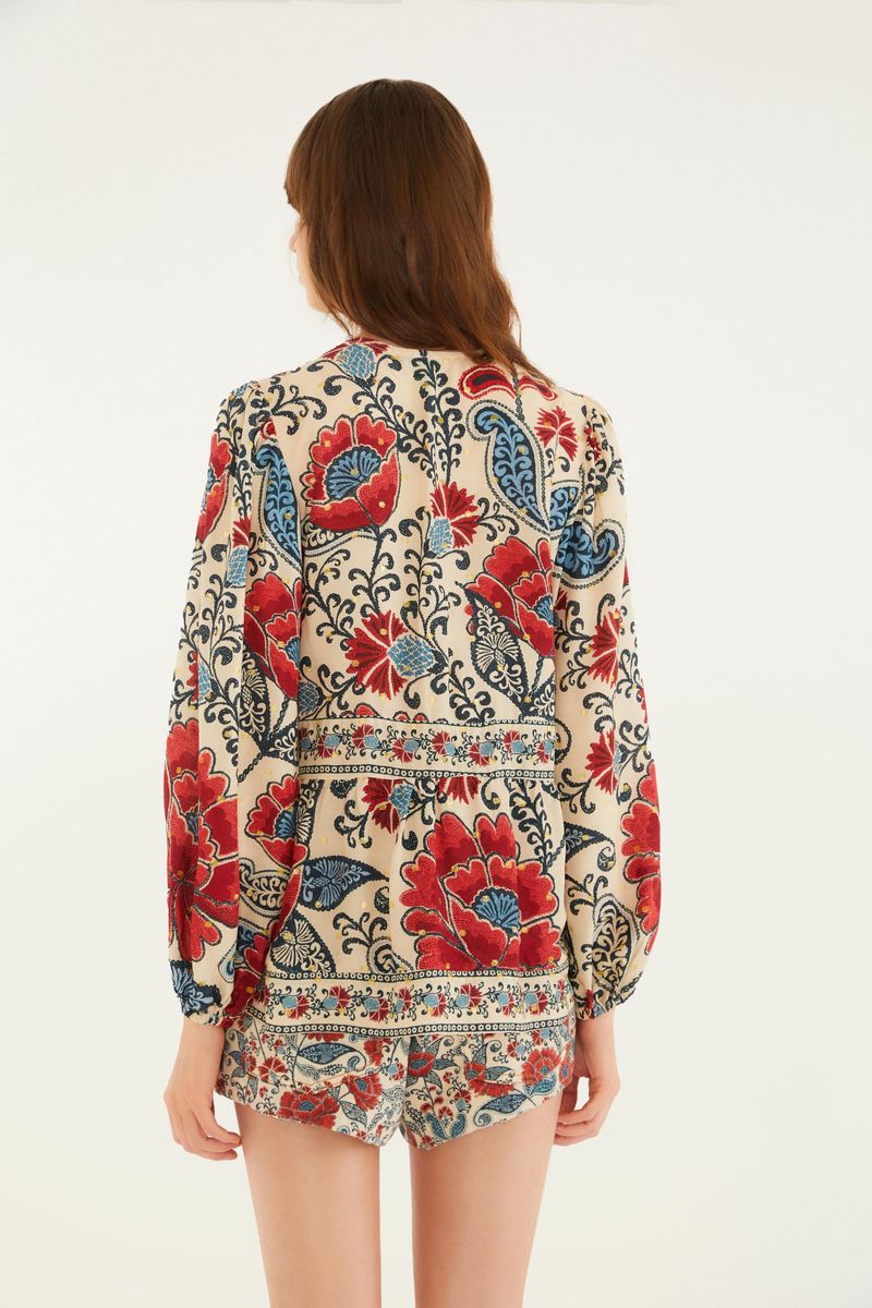 Vista trasera de la bata estampada con diseño floral.