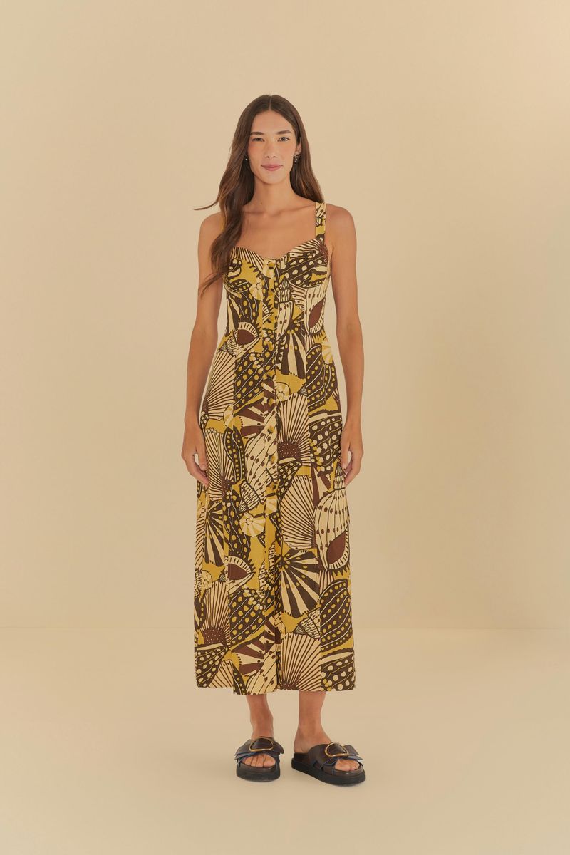 Imagen de un vestido corto con estampado tropical en tonos de amarillo y marrón, visto de frente.