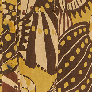 Imagen de un vestido corto con estampado tropical en tonos de amarillo y marrón, con detalle de la barra.