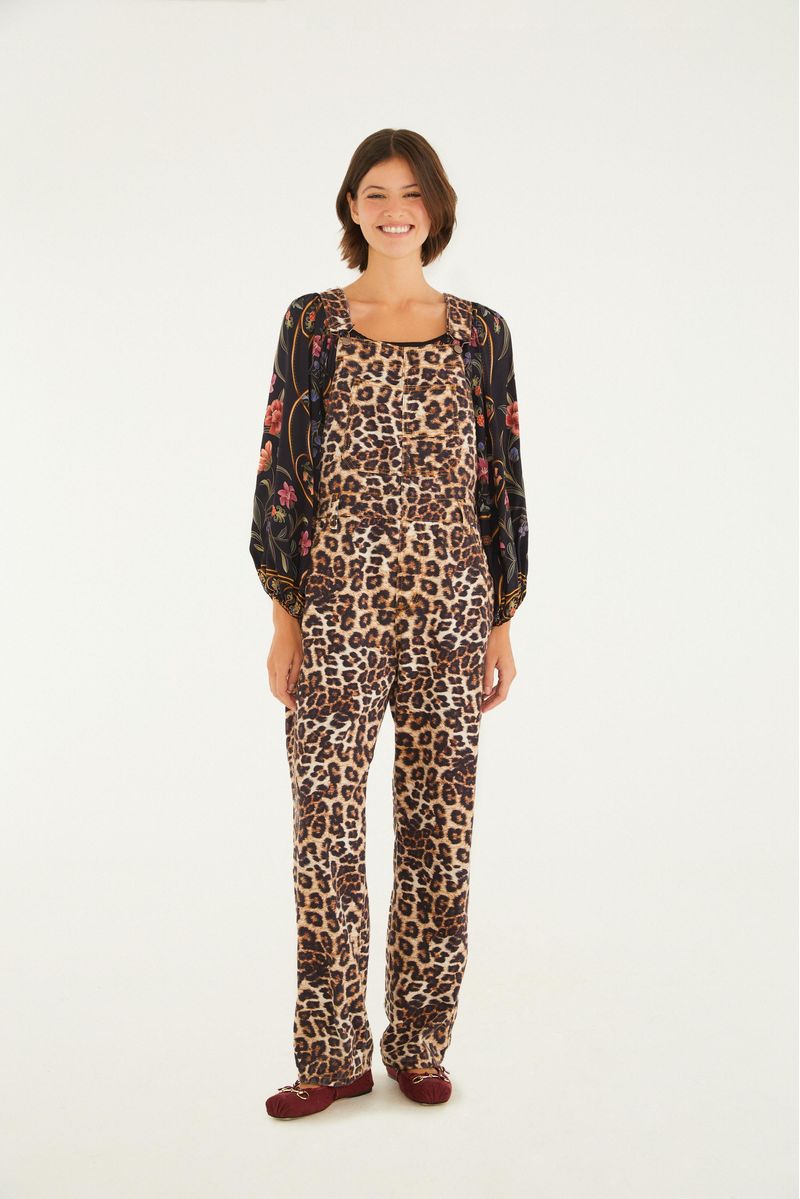 Overol estampado con patrón de leopardo, visto de frente, combinado con blusa floral de mangas largas.