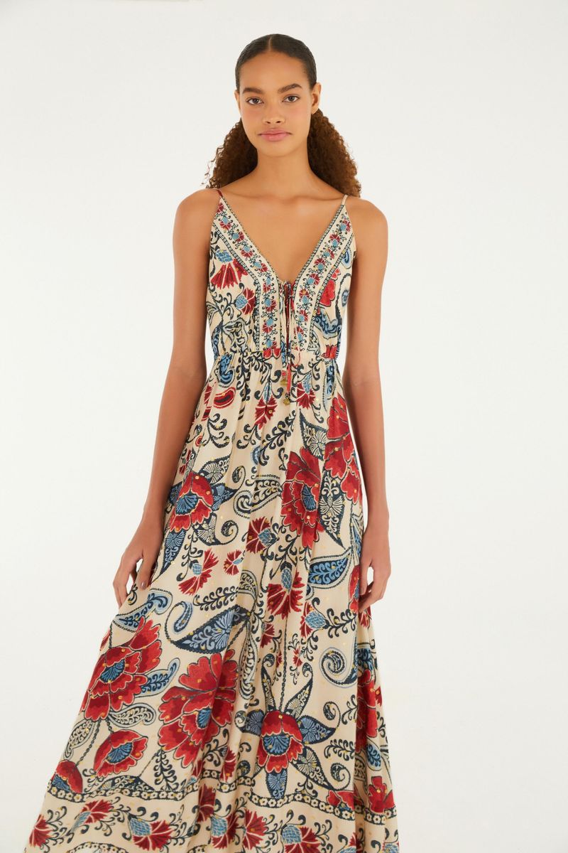 Vestido largo con estampado y tirantas delgadas, vista lateral.
