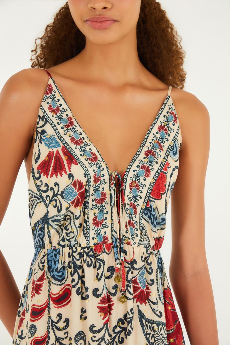 Vestido largo con estampado y tirantas delgadas, vista trasera.
