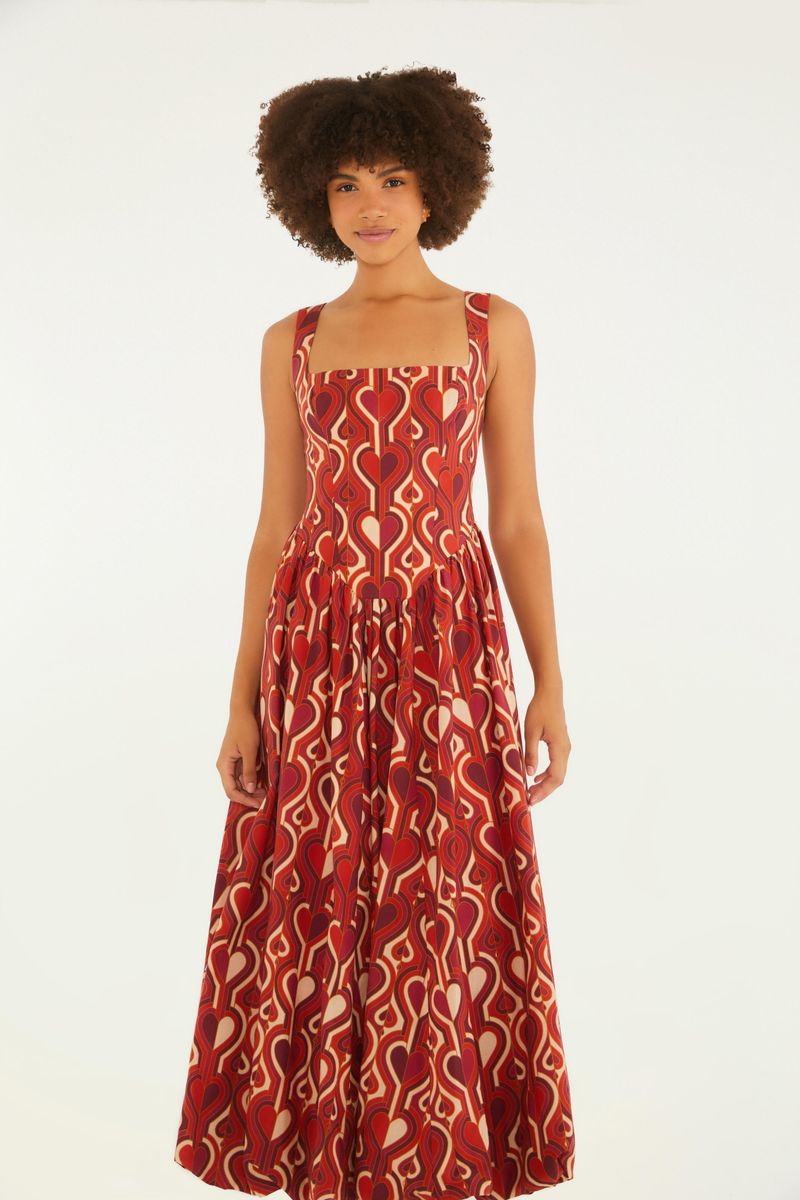 Imagen de un vestido estampado con patrón geométrico en tonos de rojo y blanco, visto desde atrás.