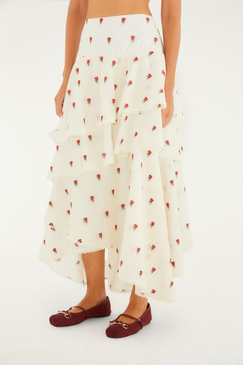 Detalle de la falda larga con volantes y estampado floral vista de lado.