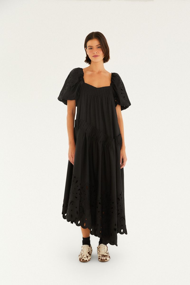 Vestido negro con bordado Richelieu, manga abullonada y longitud larga, visto de frente.