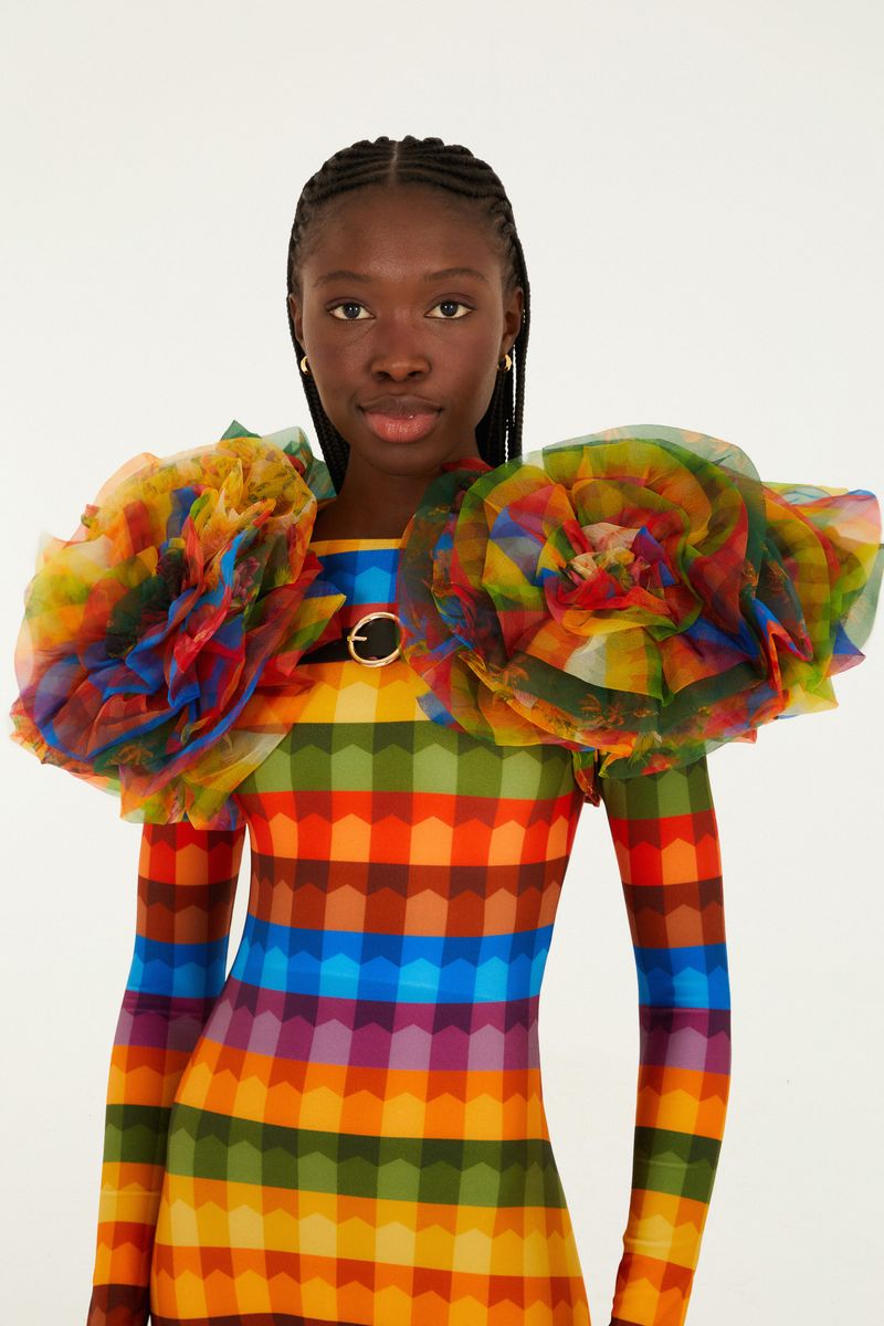Casaco bolero con manga abullonada y estampado geométrico multicolor, visto desde el frente.