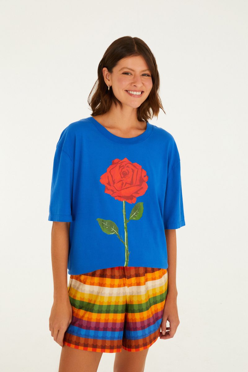 Camiseta azul con estampado de rosa roja, vista frontal.