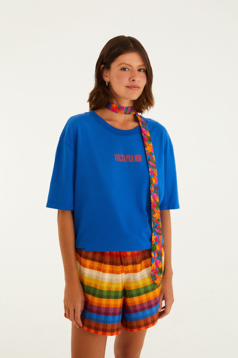 Camiseta azul con estampado de rosa roja, vista lateral.