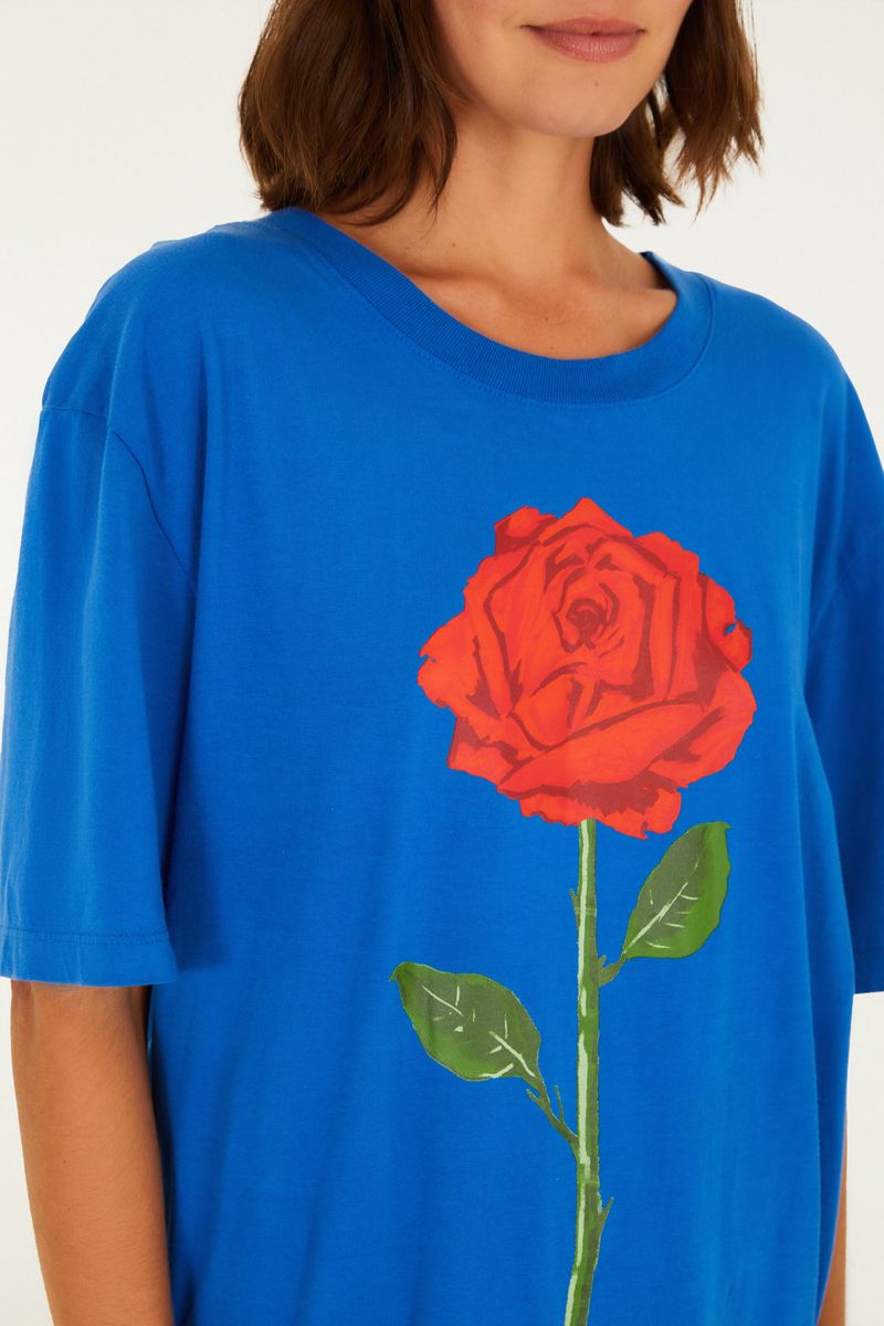 Detalle del estampado de rosa roja en la camiseta azul.