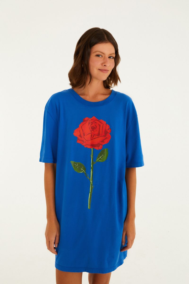 Vista trasera de la camiseta azul con texto estampado.