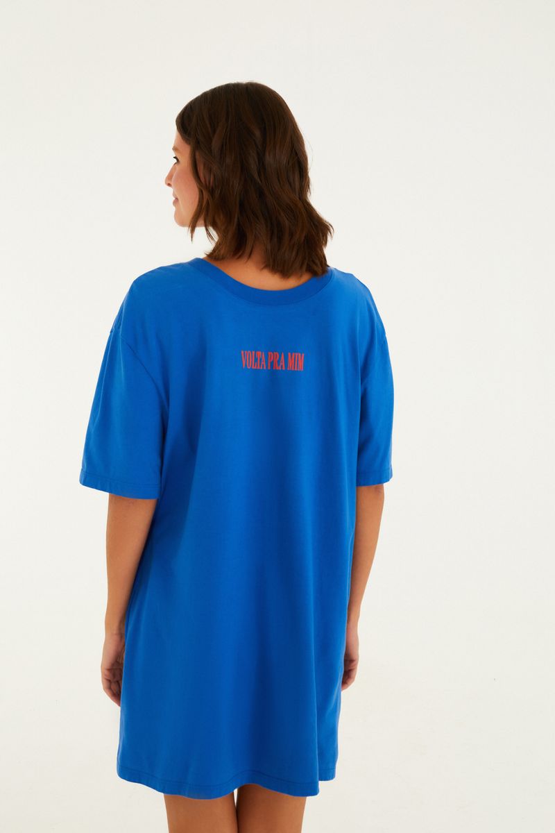 Camiseta azul con estampado de rosa roja, vista completa.