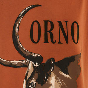 Acercamiento del cuello redondo de la camisa marrón.