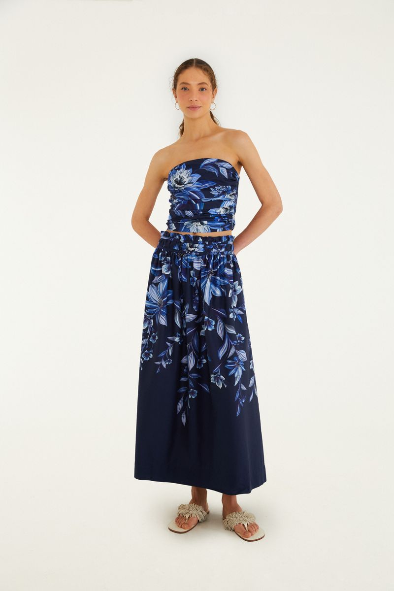 Blusa floral Tati y con estampado azul oscuro y flores tropicales, vista completa con falda.