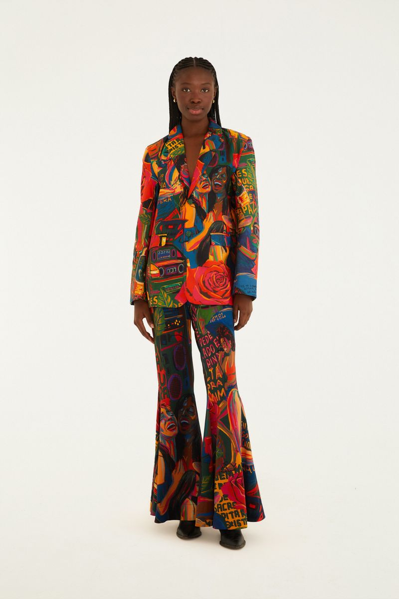 Imagen de un pantalón flare estampado con diseño vibrante y abstracto, vista frontal.