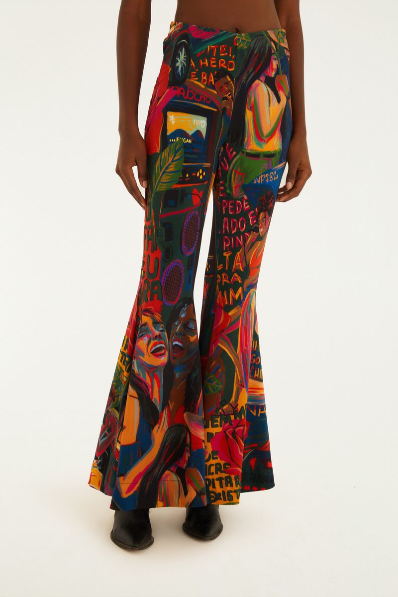 Imagen de un pantalón flare estampado con diseño vibrante y abstracto, vista trasera.