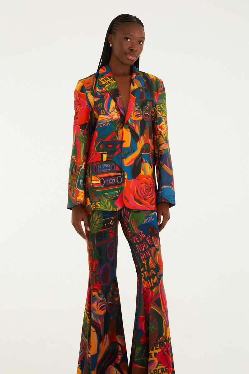 Imagen de un blazer estampado coordinado con el pantalón, vista frontal.