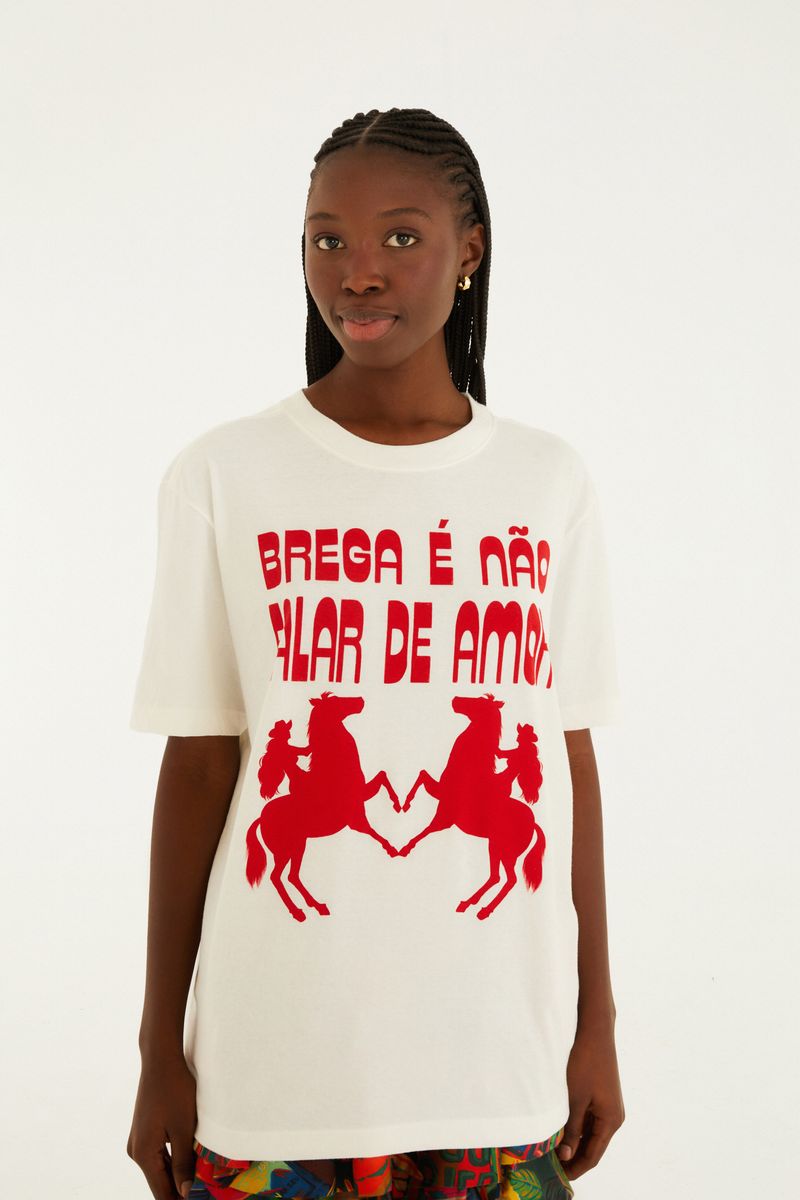 Camiseta blanca con estampado rojo frontal, texto e ilustración de caballos, vista frontal.
