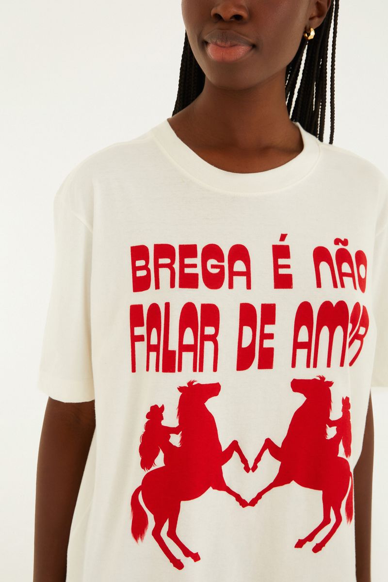 Detalle del estampado frontal en rojo, texto y caballos.