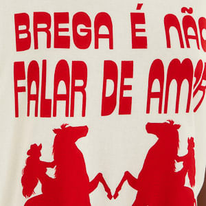 Detalle del estampado frontal en rojo, texto y caballos.