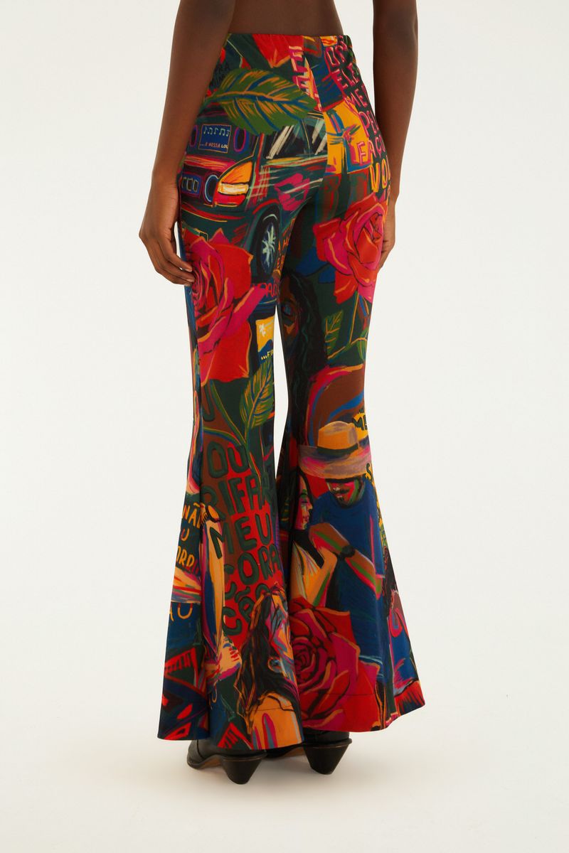 Imagen de un blazer estampado coordinado con el pantalón, vista trasera.
