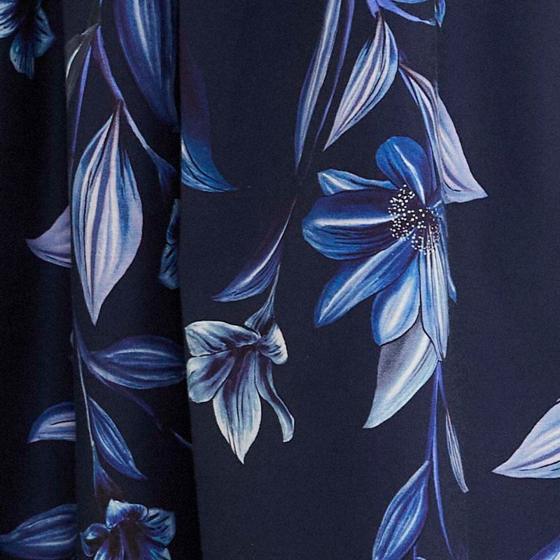 Detalle del estampado floral azul de la Saia Floral Tati.