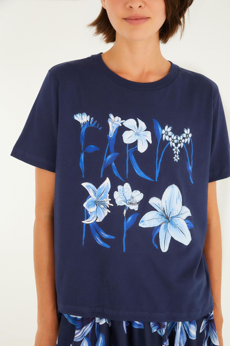 Detalle del diseño floral en la camiseta azul oscuro.