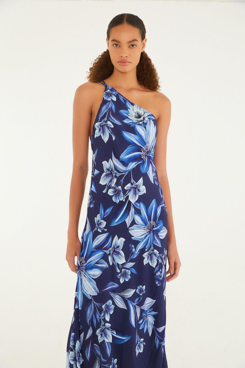 Vestido floral azul con diseño de un solo hombro, largo hasta los tobillos, mostrado de espaldas.