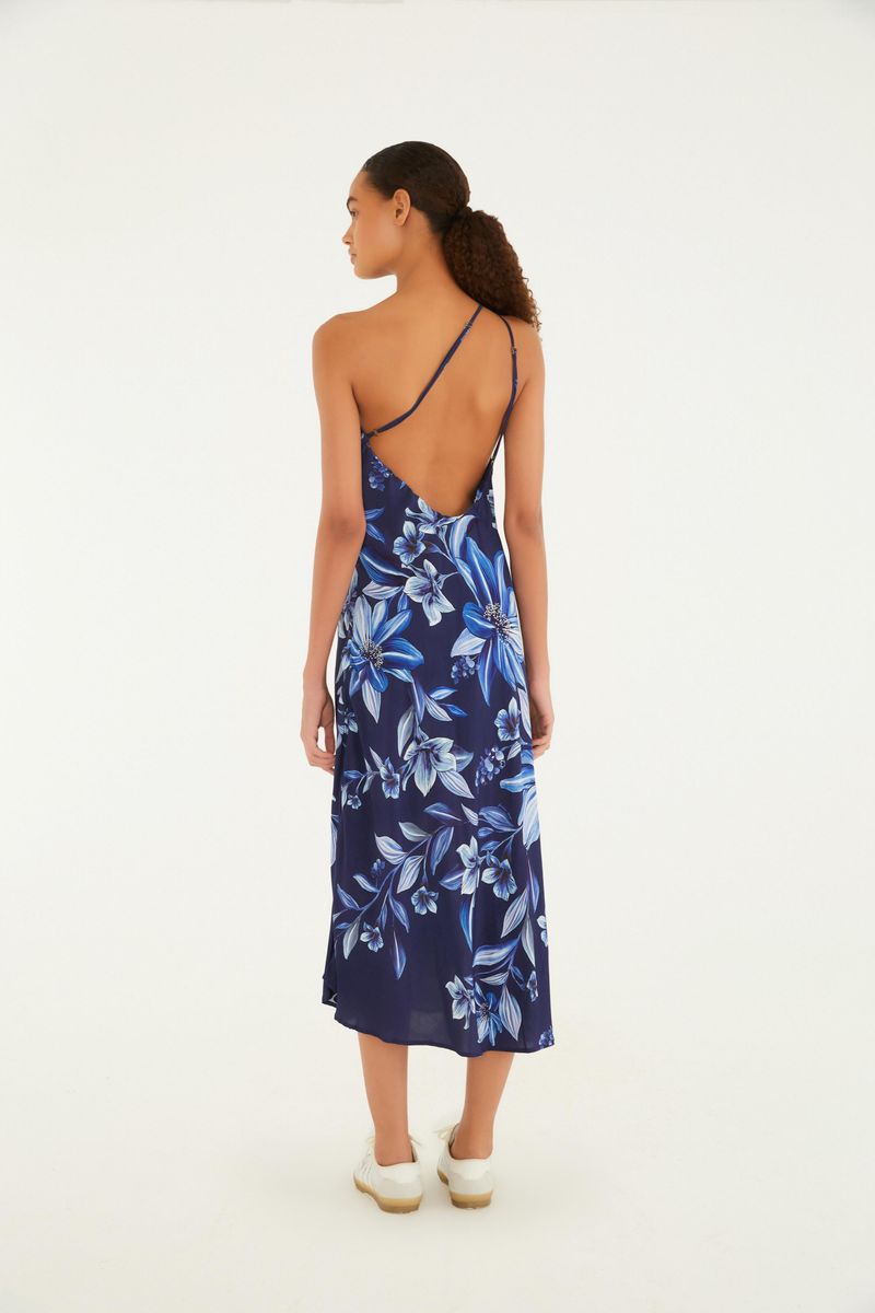 Vista trasera del vestido floral azul con diseño de un solo hombro, mostrando los tirantes finos y el largo hasta los tobillos.