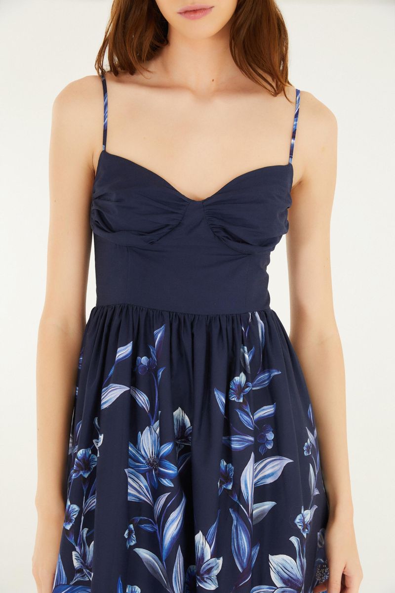 Acercamiento del corpiño del vestido mostrando el escote en forma de corazón y detalles de los tirantes.