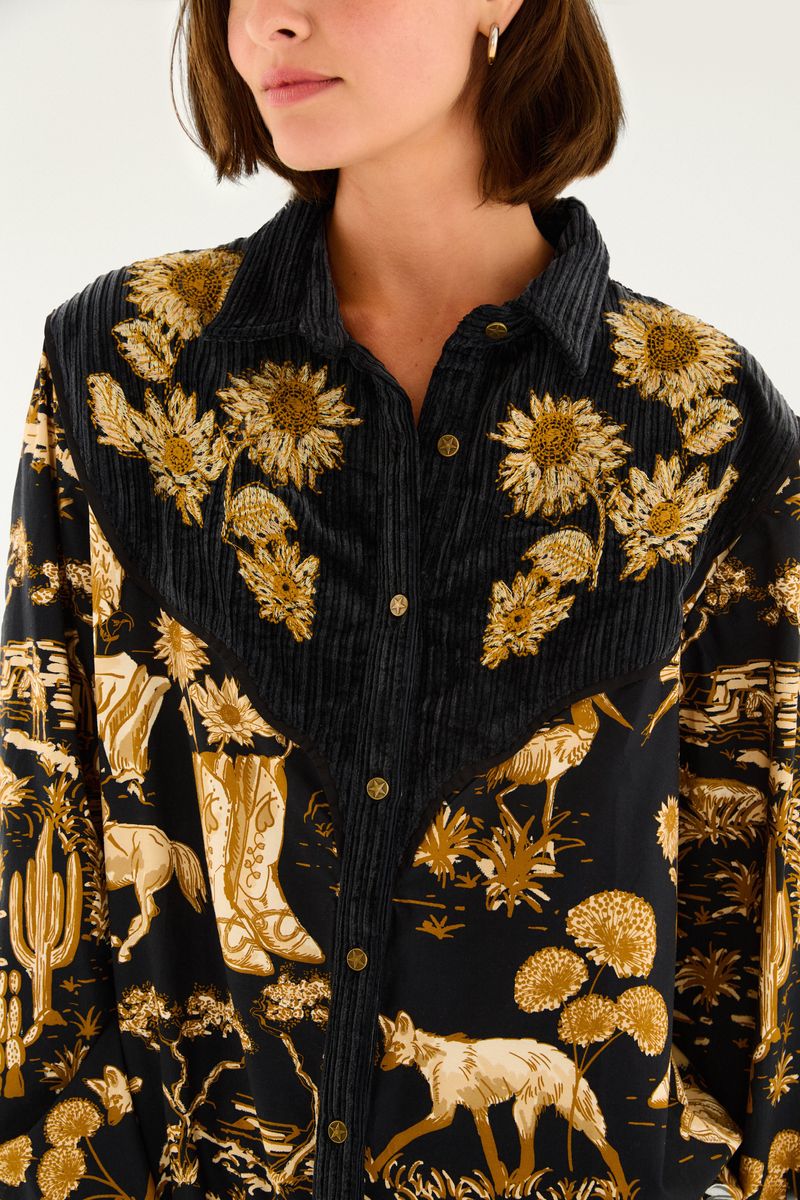 Detalle del cuello y bordado de la camisa.