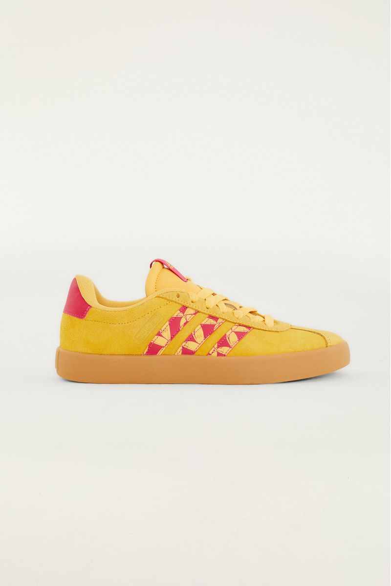 Zapatos deportivos Adidas VL Court 3.0 en amarillo con detalles rosados, vista trasera.