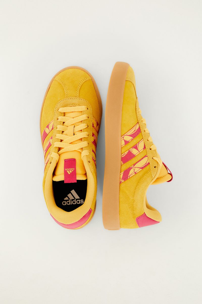 Zapatos deportivos Adidas VL Court 3.0 en amarillo con detalles rosados, vista superior.