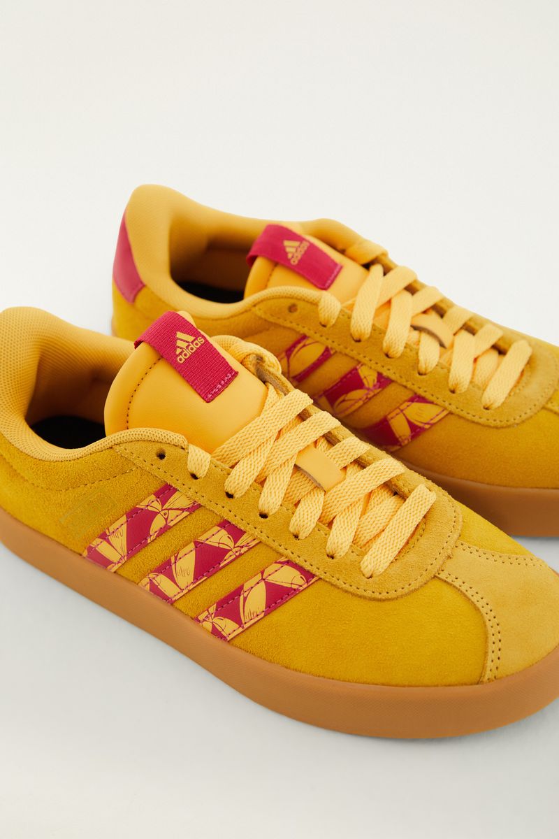 Zapatos deportivos Adidas VL Court 3.0 en amarillo con detalles rosados, vista lateral detallada.
