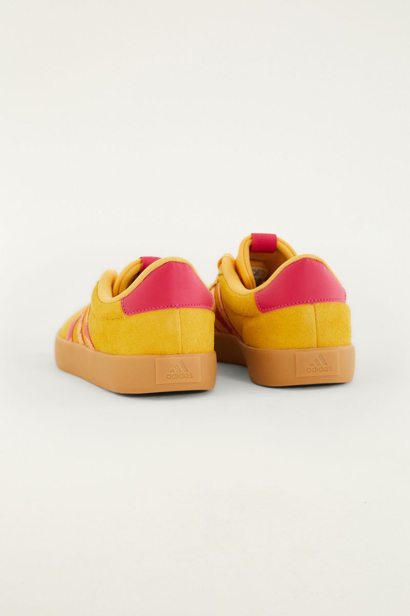 Zapatos deportivos Adidas VL Court 3.0 en amarillo con detalles rosados, enfoque en los cordones.
