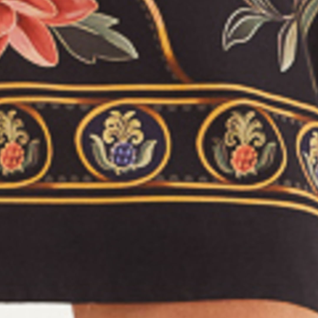 Imagen mostrando un vestido corto con estampado floral Belle, destacando detalles del borde con elementos decorativos.