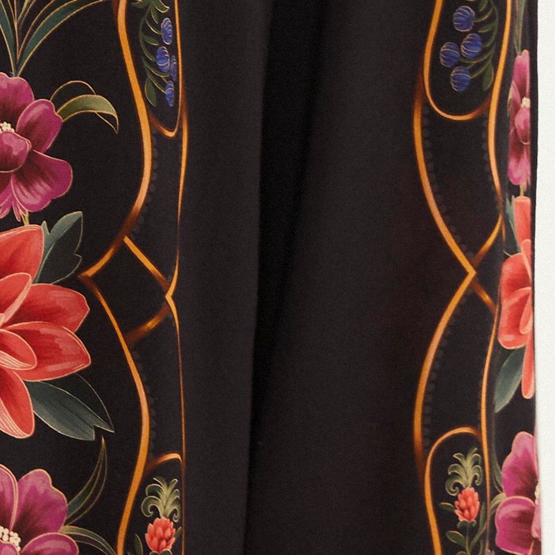 Acercamiento del estampado floral botánico de los pantalones tipo palazzo Belle.