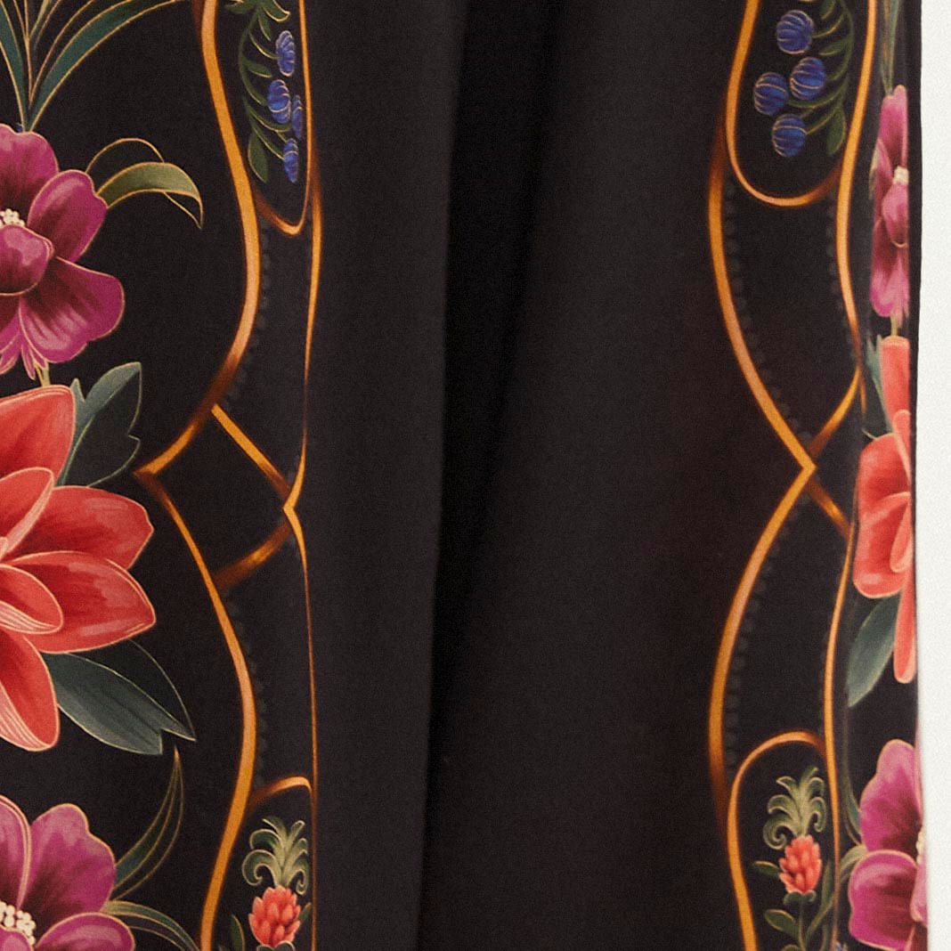 Acercamiento del estampado floral botánico de los pantalones tipo palazzo Belle.