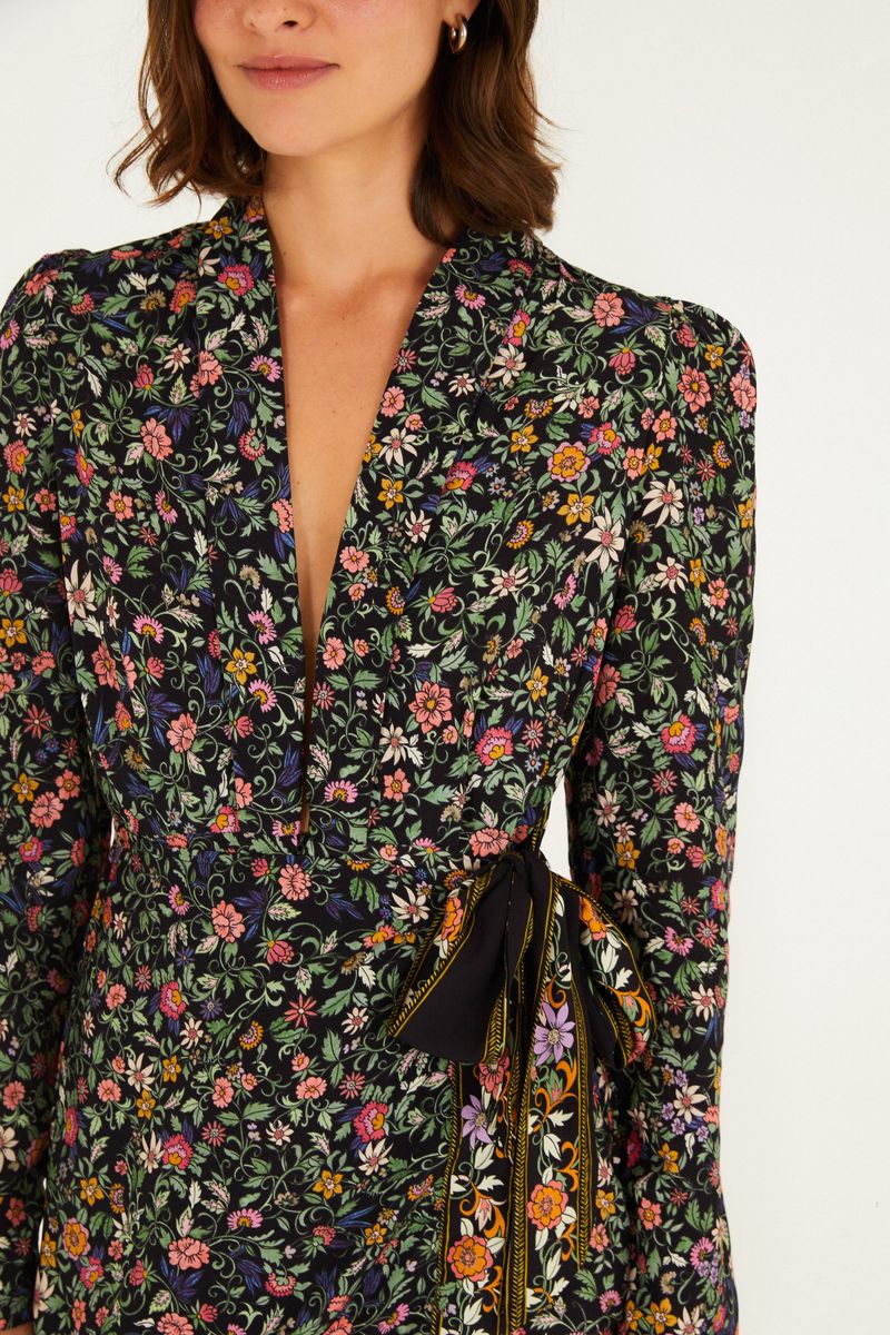 Acercamiento del escote en V y estampado floral del macaquito.