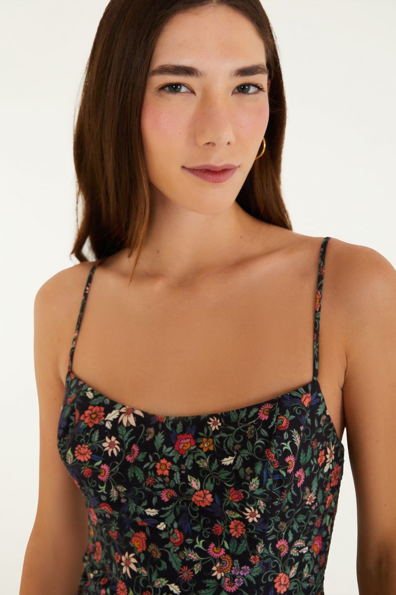 Primer plano del escote del vestido mostrando detalles del estampado floral.