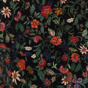 Primer plano del estampado floral del vestido mostrando detalles de las flores y hojas.