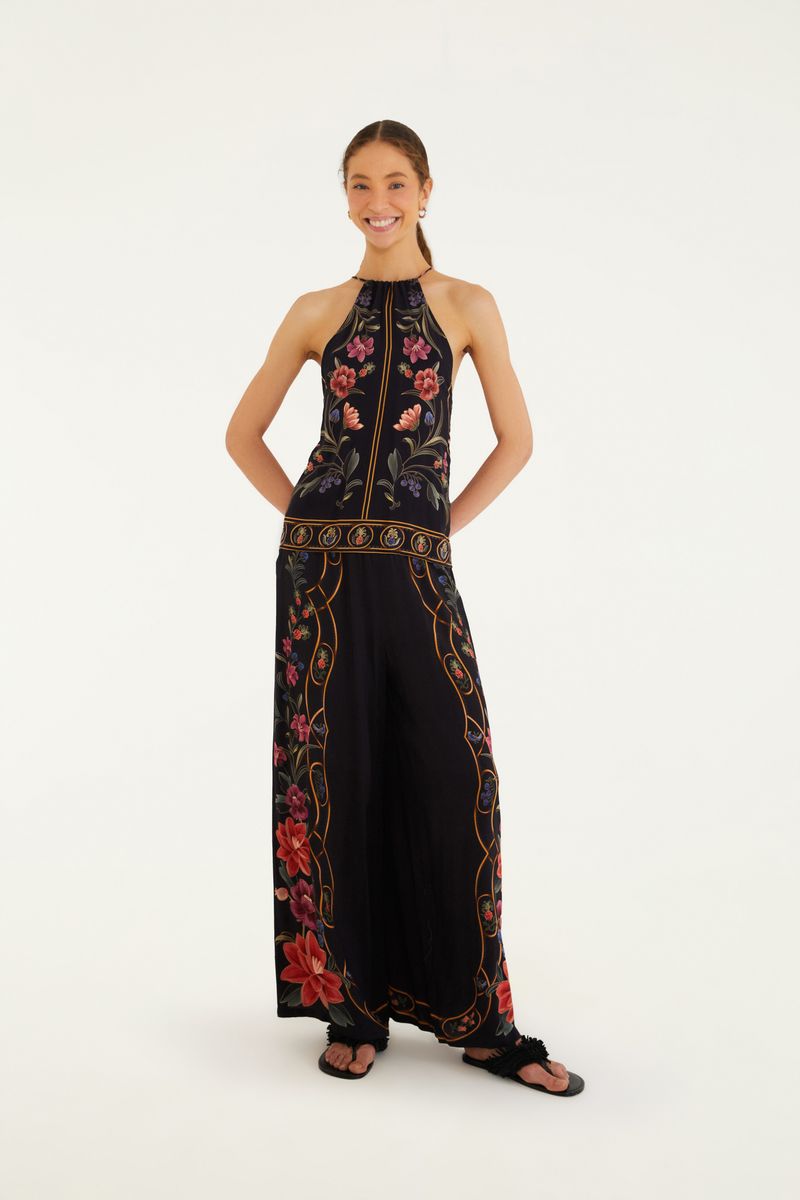 Vista completa de la blusa floral Belle combinada con pantalón estampado.